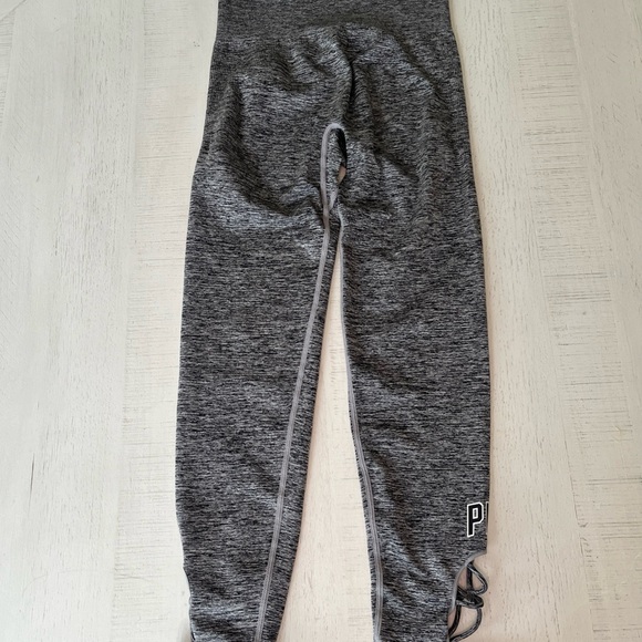 Victoria Secret Pink Ultimate High Waisted Capri Leggings Medium - Picture 1 of 4